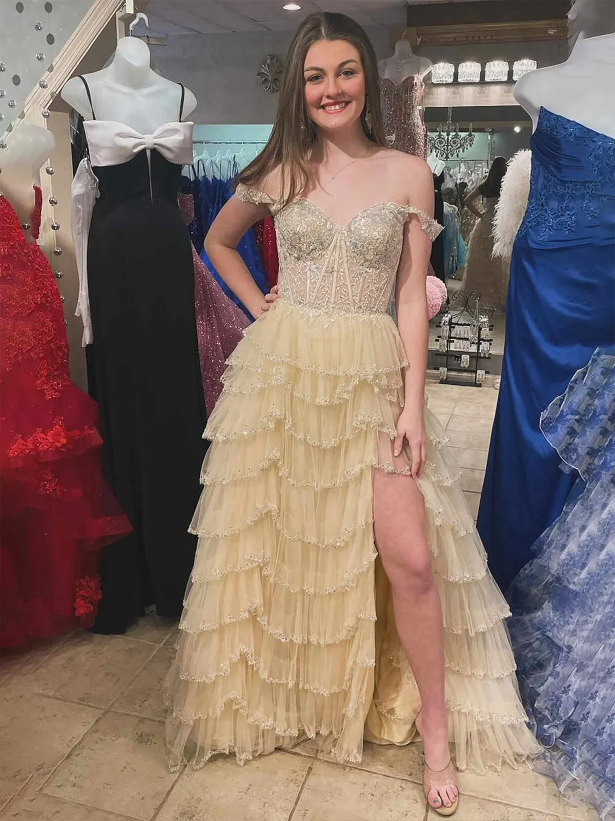 Scout | A-Line Sweetheart Champagne Tulle Prom Dresses with Appliques